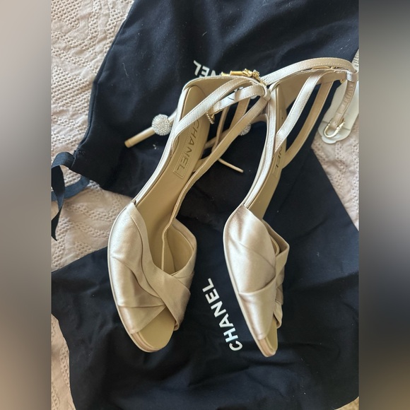 Chanel beige shoes with a Chanel sign! Super chic and posh! - Picture 5 of 5